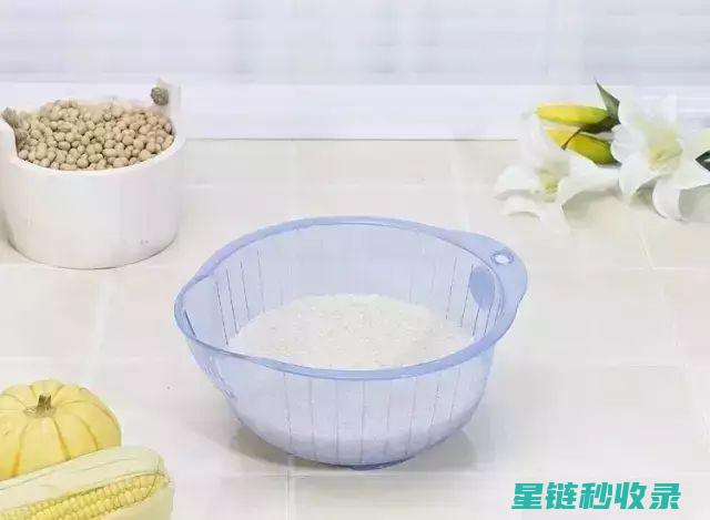 米饭松软的秘密：泡米时间与水量的关系 (米饭松软的秘诀是什么)